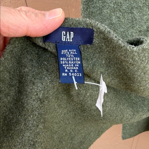 (2)Gap NWT ProFleece Scarves - Picture 4 of 4